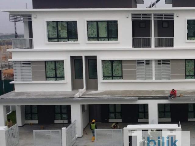 Room for rent in Petaling, Alam Impian
