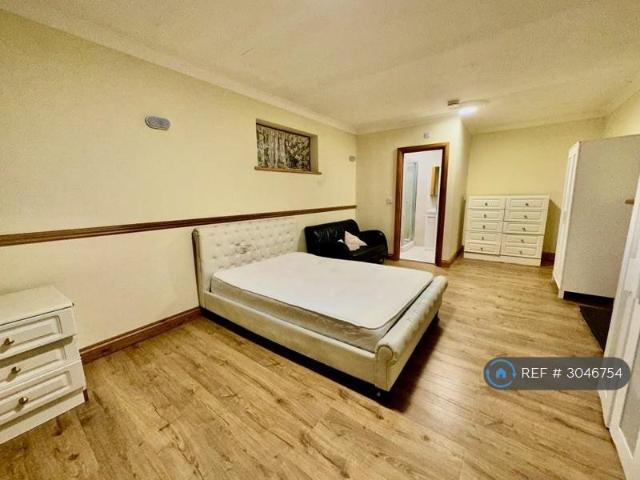 House for rent in London Borough of Ealing, Greater London