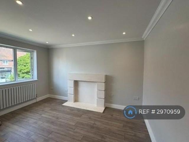 Apartment for rent in London Borough of Merton, Raynes Park