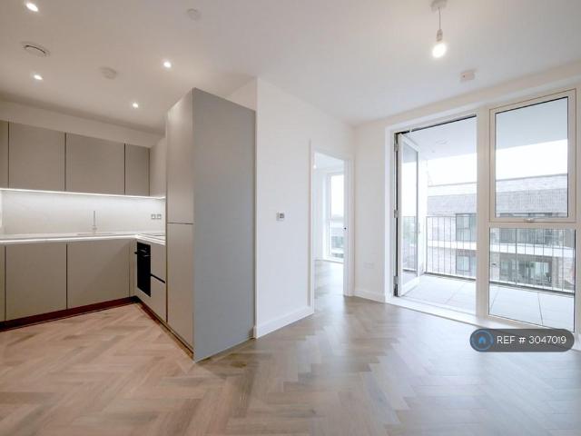 Apartment for rent in Queen's Park, Greater London