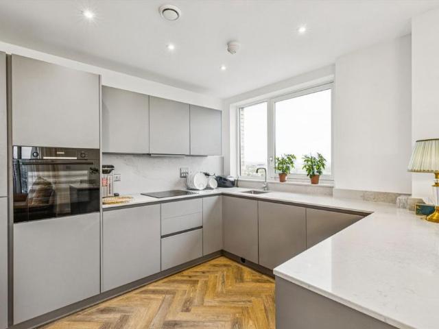 Apartment for rent in Queen's Park, Greater London