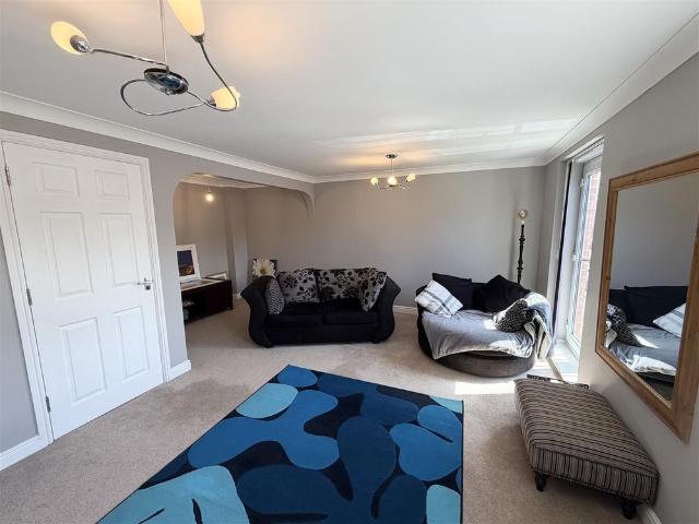 Townhouse for rent in Little Neston, West Vale