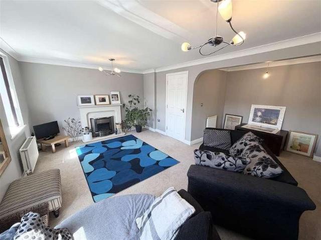 Townhouse for rent in Little Neston, West Vale
