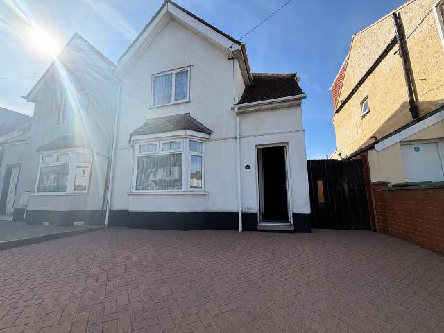 House for rent in Spring Park, Luton