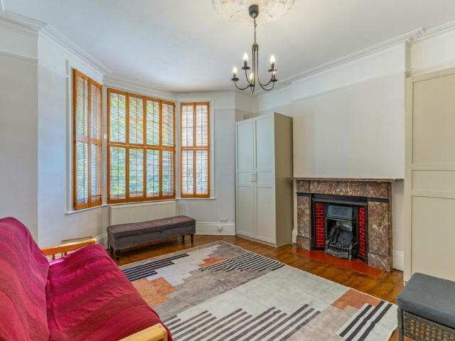 Apartment for rent in Brondesbury, Greater London