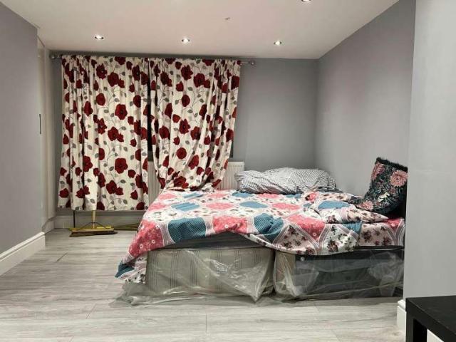 Studio for rent in London Borough of Merton, Mitcham