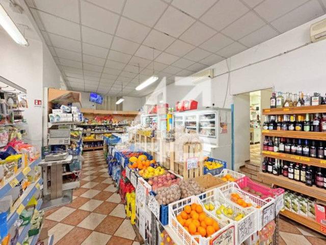 Locale Commerciale in vendita a San Giusto, Trieste
