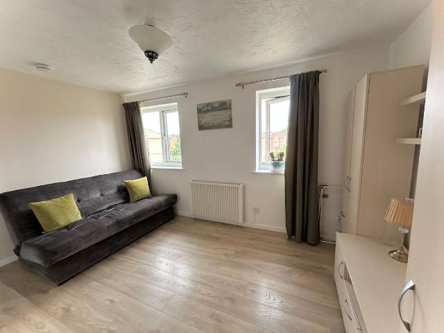 Studio for rent in Hackbridge, Greater London