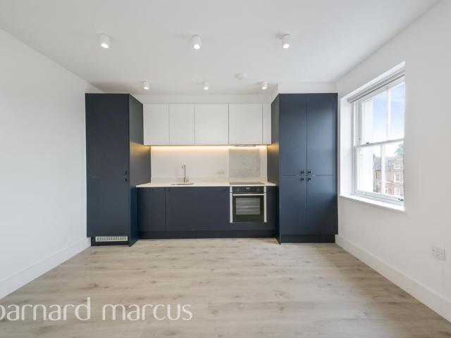Apartment for rent in Furzedown, Greater London