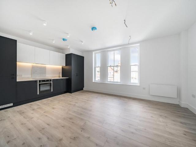 Apartment for rent in Furzedown, Greater London