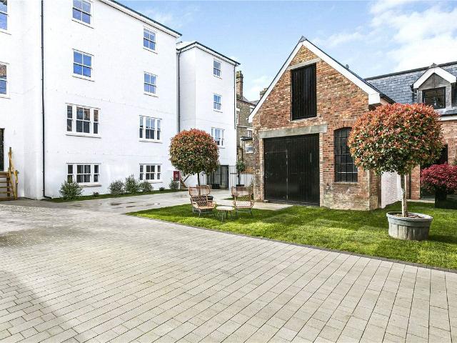 Apartment for rent in Furzedown, Greater London