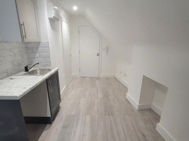 Room for rent in Furzedown, Greater London