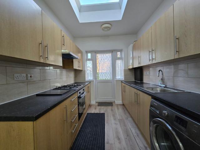 Apartment for rent in Furzedown, Greater London