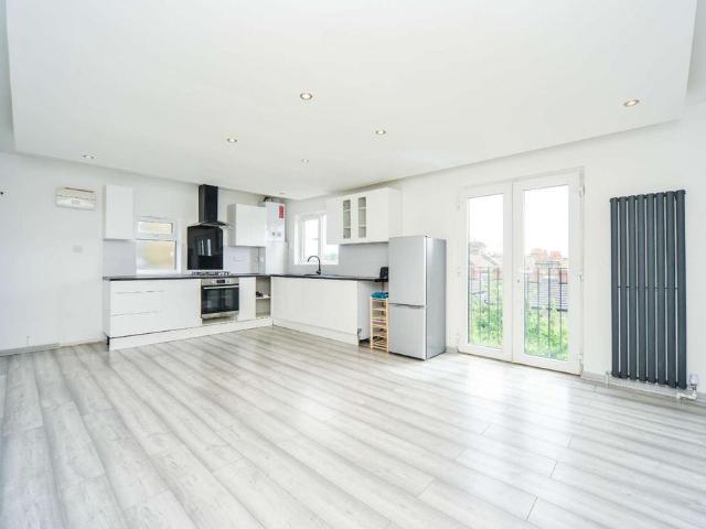Apartment for rent in Furzedown, Greater London