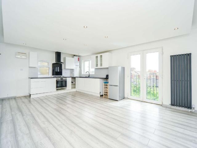 Apartment for rent in Furzedown, Greater London