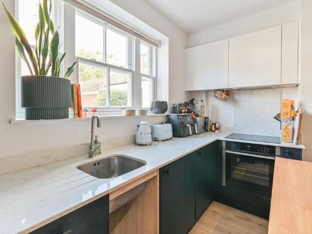 Apartment for rent in Furzedown, Greater London