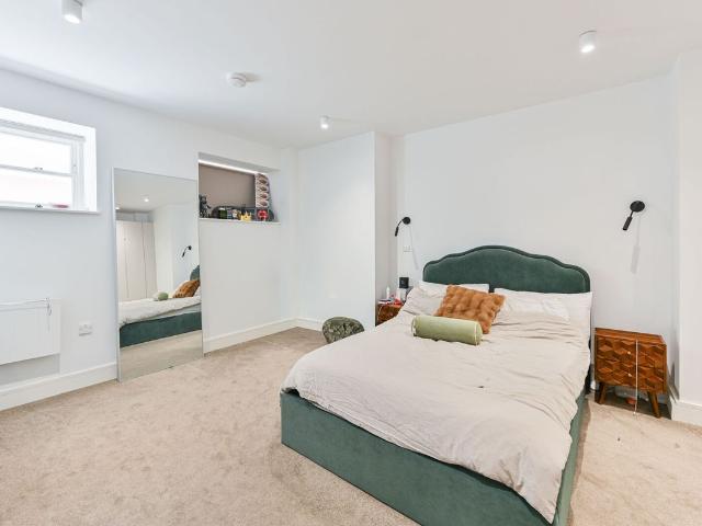 Apartment for rent in Furzedown, Greater London