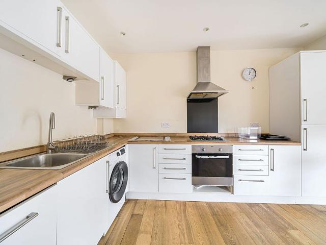 Apartment for rent in Furzedown, Greater London