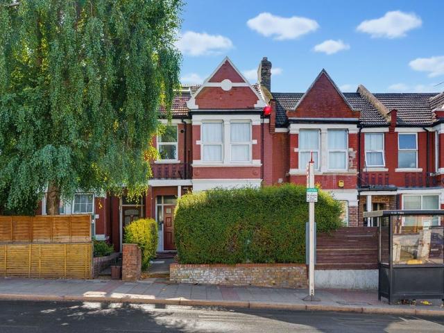 Apartment for rent in Furzedown, Greater London