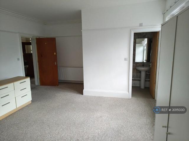 Apartment for rent in London Borough of Merton, Mitcham
