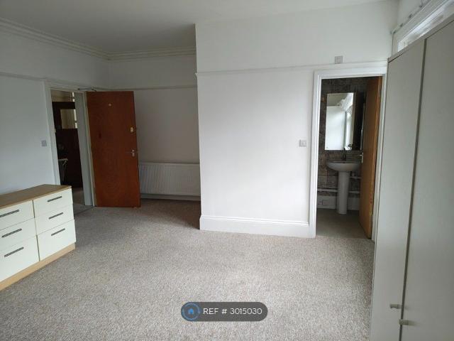 Room for rent in London Borough of Merton, Mitcham