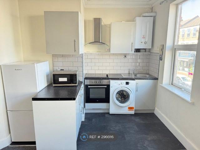 Apartment for rent in Furzedown, Greater London