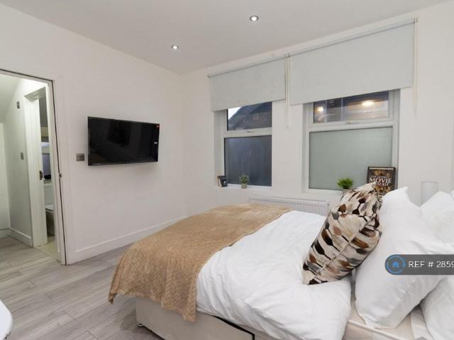 Apartment for rent in Furzedown, Greater London