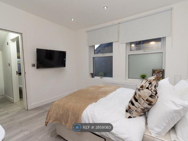 Studio for rent in Furzedown, Greater London