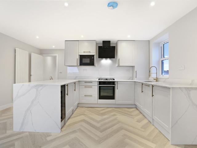 Apartment for rent in London Borough of Merton, Collier's Wood