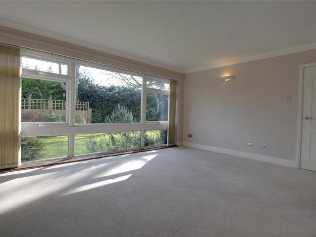 Apartment for rent in Row Town, Surrey