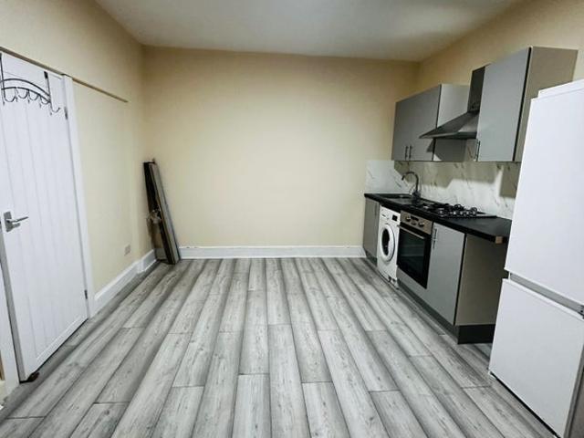 Apartment for rent in Furzedown, Greater London