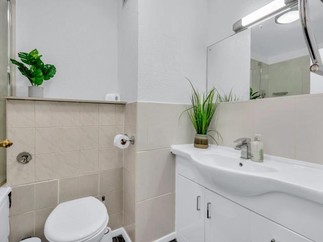 Apartment for rent in Lyons, Greater London
