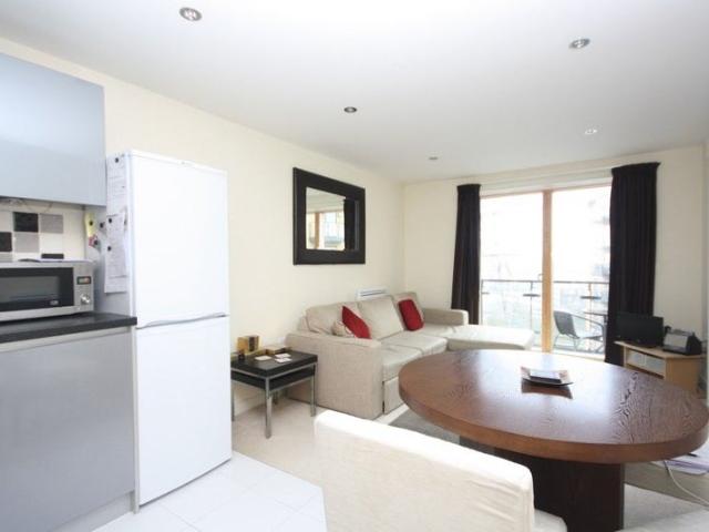 Apartment for rent in London Borough of Merton, Collier's Wood