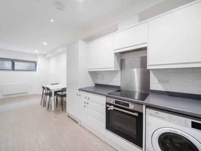 Apartment for rent in London Borough of Merton, Collier's Wood