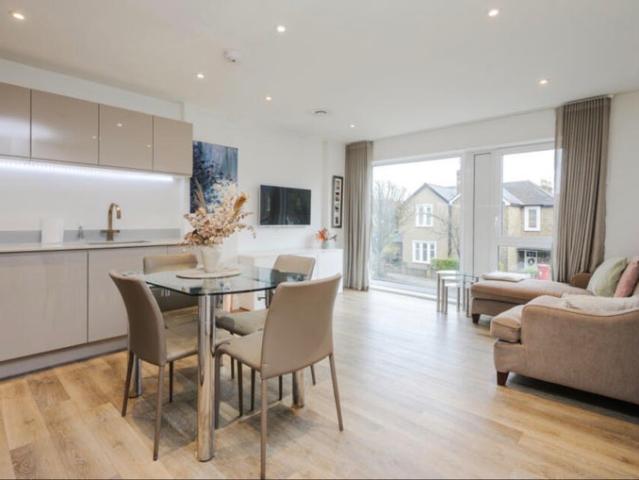 Apartment for rent in London Borough of Merton, Merton Park