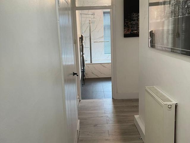 Apartment for rent in Summerstown, Greater London