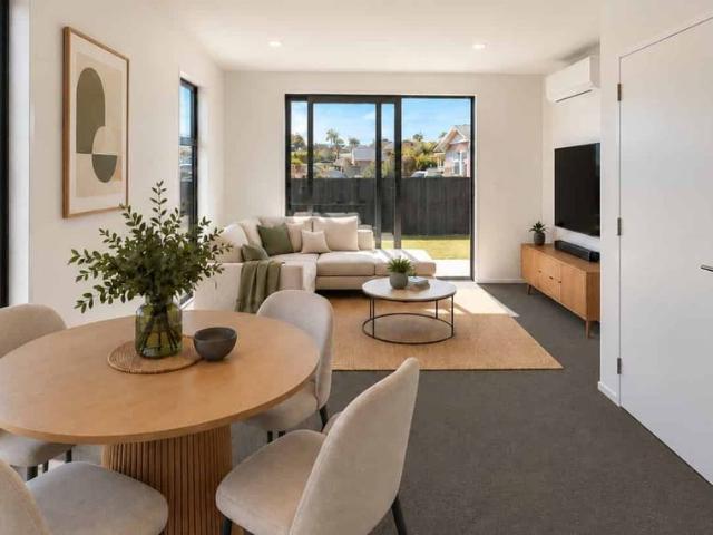Townhouse for rent in Chaslands, Canterbury