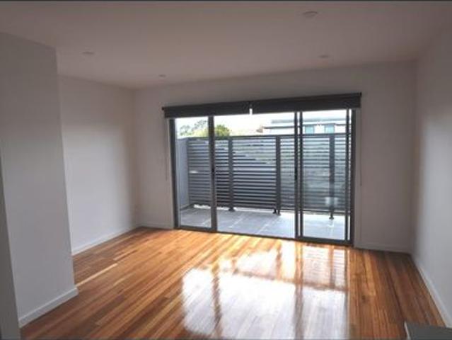 Townhouse for rent in Coburg North, Melbourne
