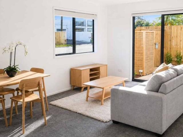 Townhouse for rent in Edgeware, Canterbury
