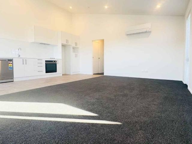 Townhouse for rent in Chaslands, Canterbury