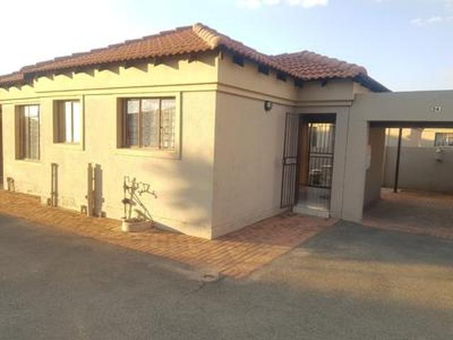 Townhouse for rent in Mohlakeng, Gauteng