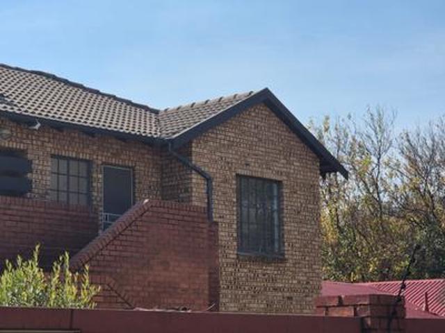 Townhouse for rent in Meyerton, Midvaal Local Municipality