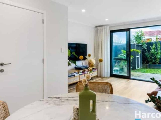 Townhouse for rent in Oratia