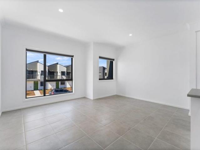 Townhouse for rent in Deanside Central, Melbourne