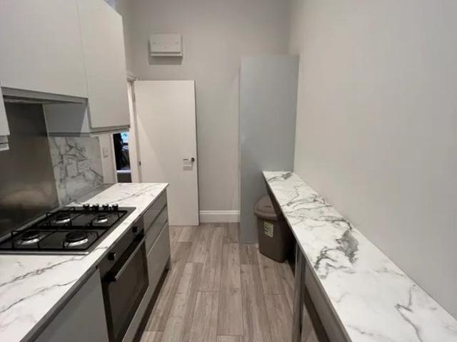 Apartment for rent in Queen's Park, Greater London