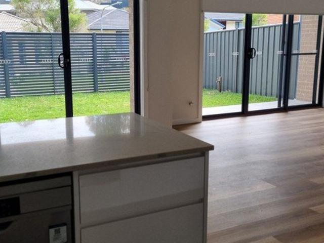 Townhouse for rent in Watanobbi, New South Wales
