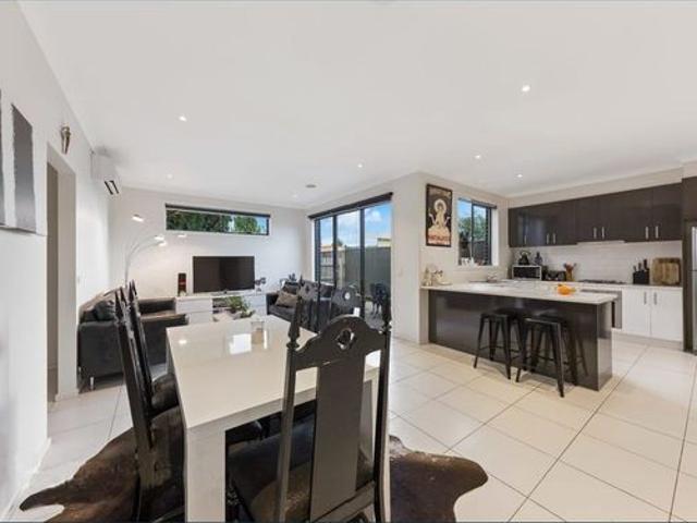 Townhouse for rent in St Albans, Melbourne