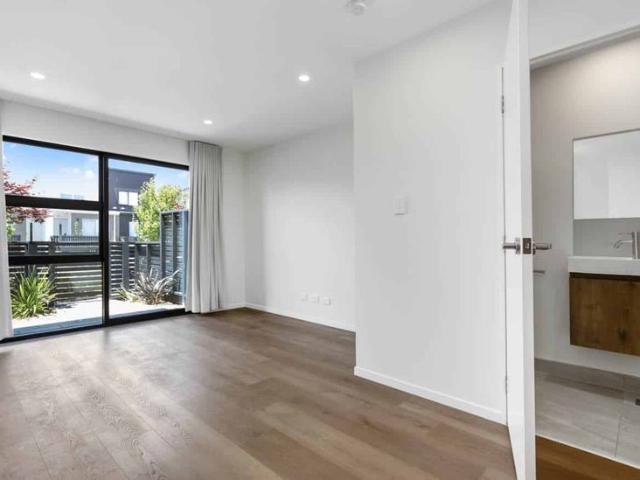 Townhouse for rent in Oratia