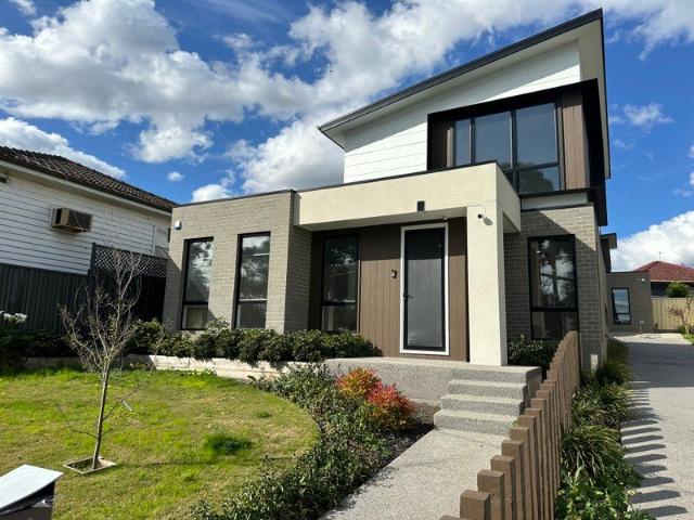 Townhouse for rent in Oak Park, Melbourne
