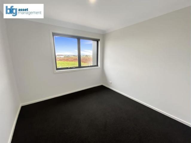 Townhouse for rent in Deanside Central, Melbourne